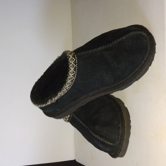 UGG Slippers - Picture 2 of 8